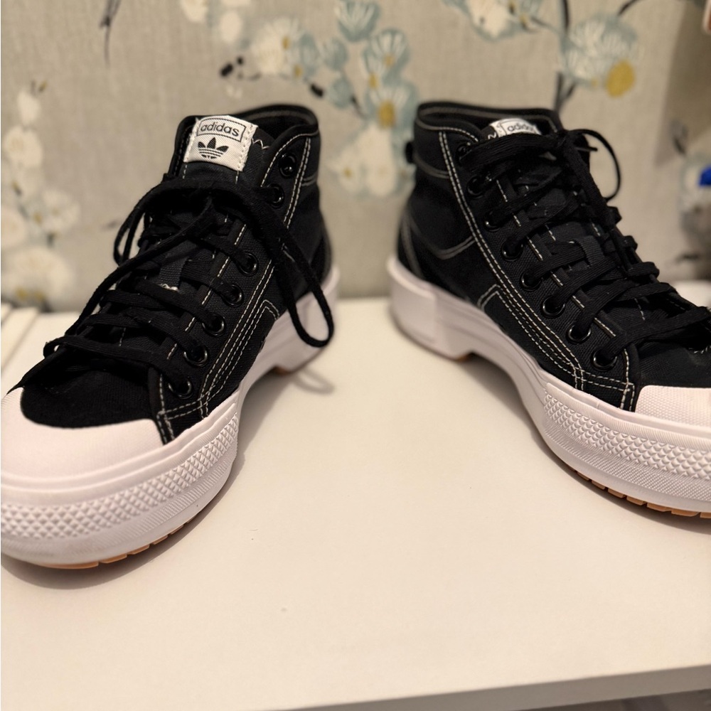 Adidas Classic Black and White Low-Tops - Picture 6 of 8